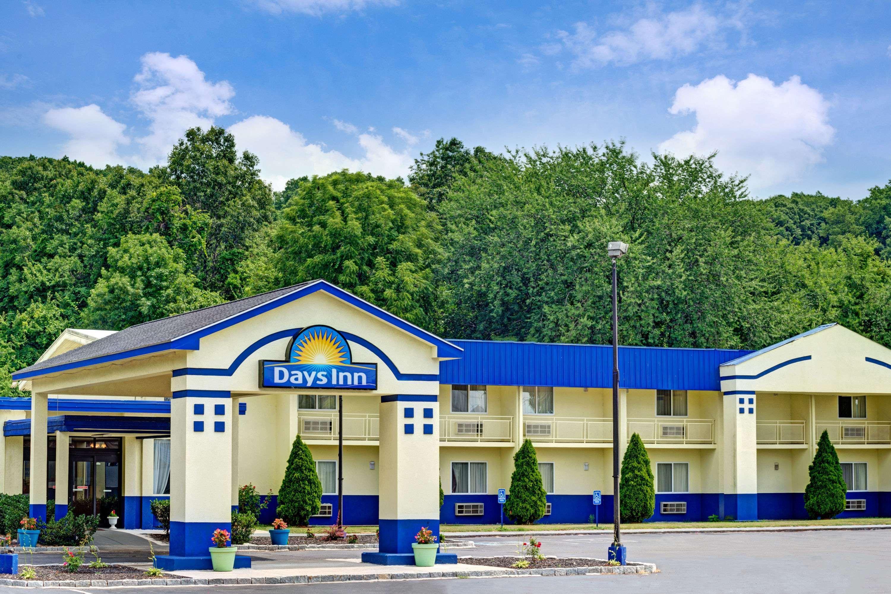 Days Inn By Wyndham Southington Exteriör bild