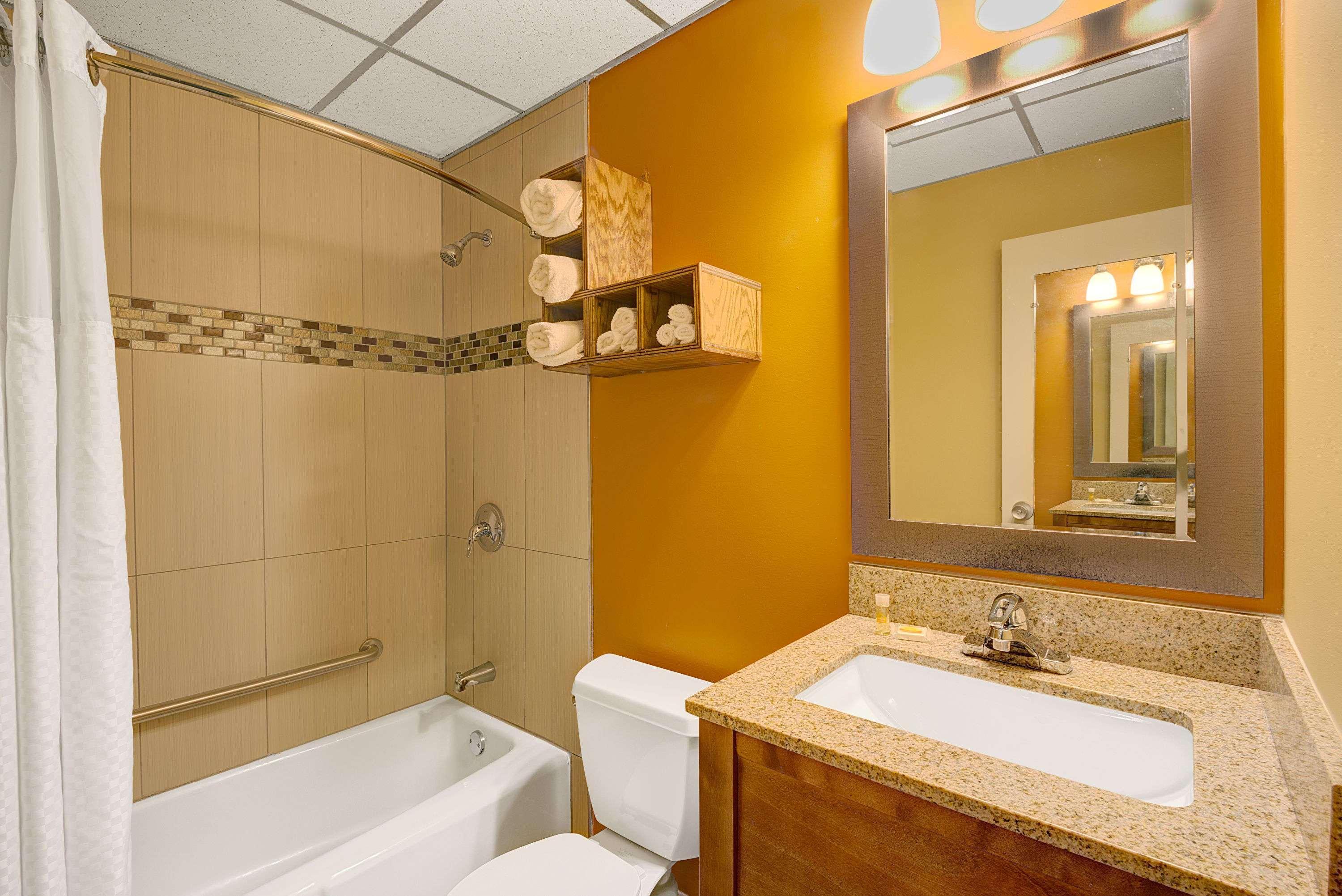Days Inn By Wyndham Southington Exteriör bild