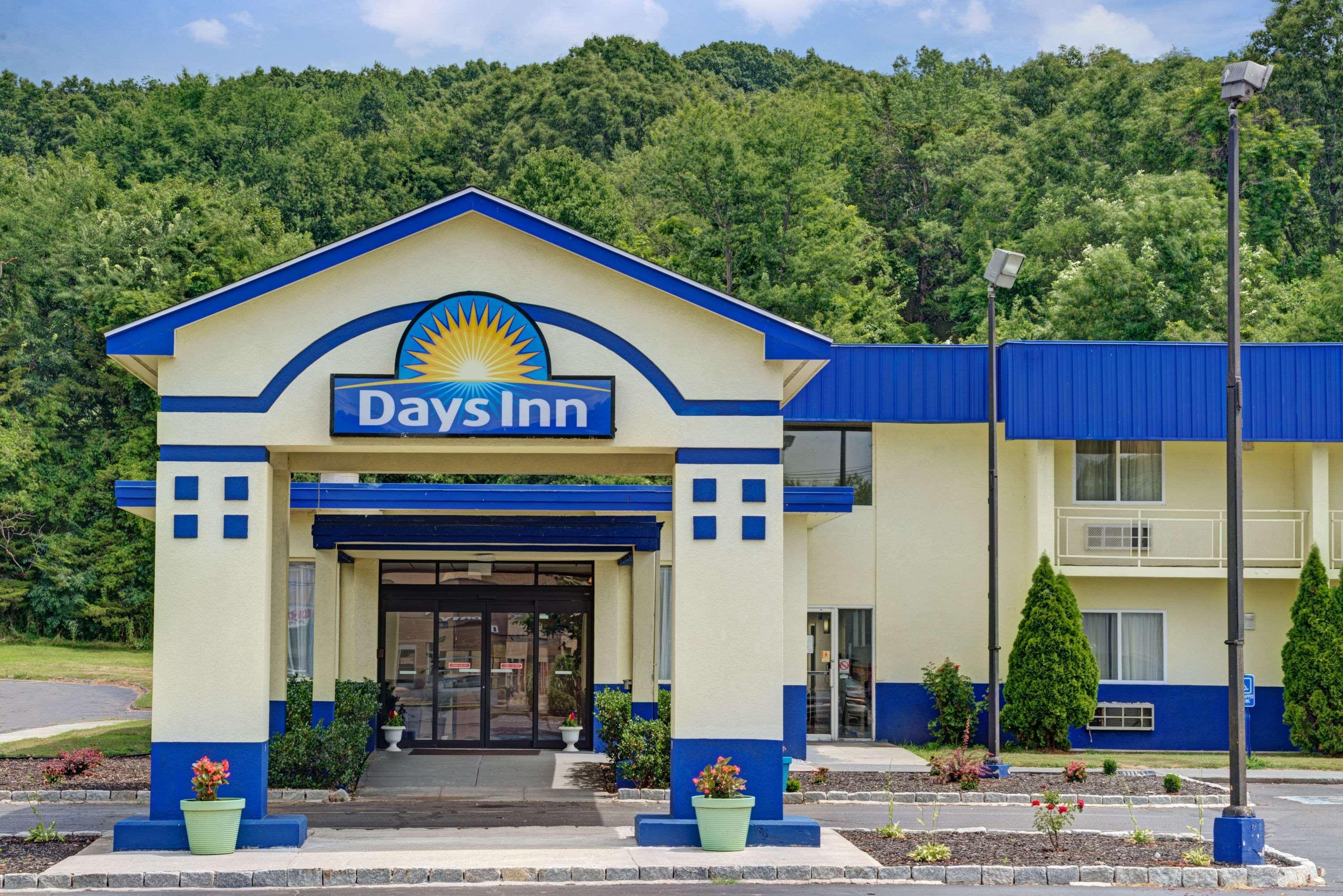 Days Inn By Wyndham Southington Exteriör bild