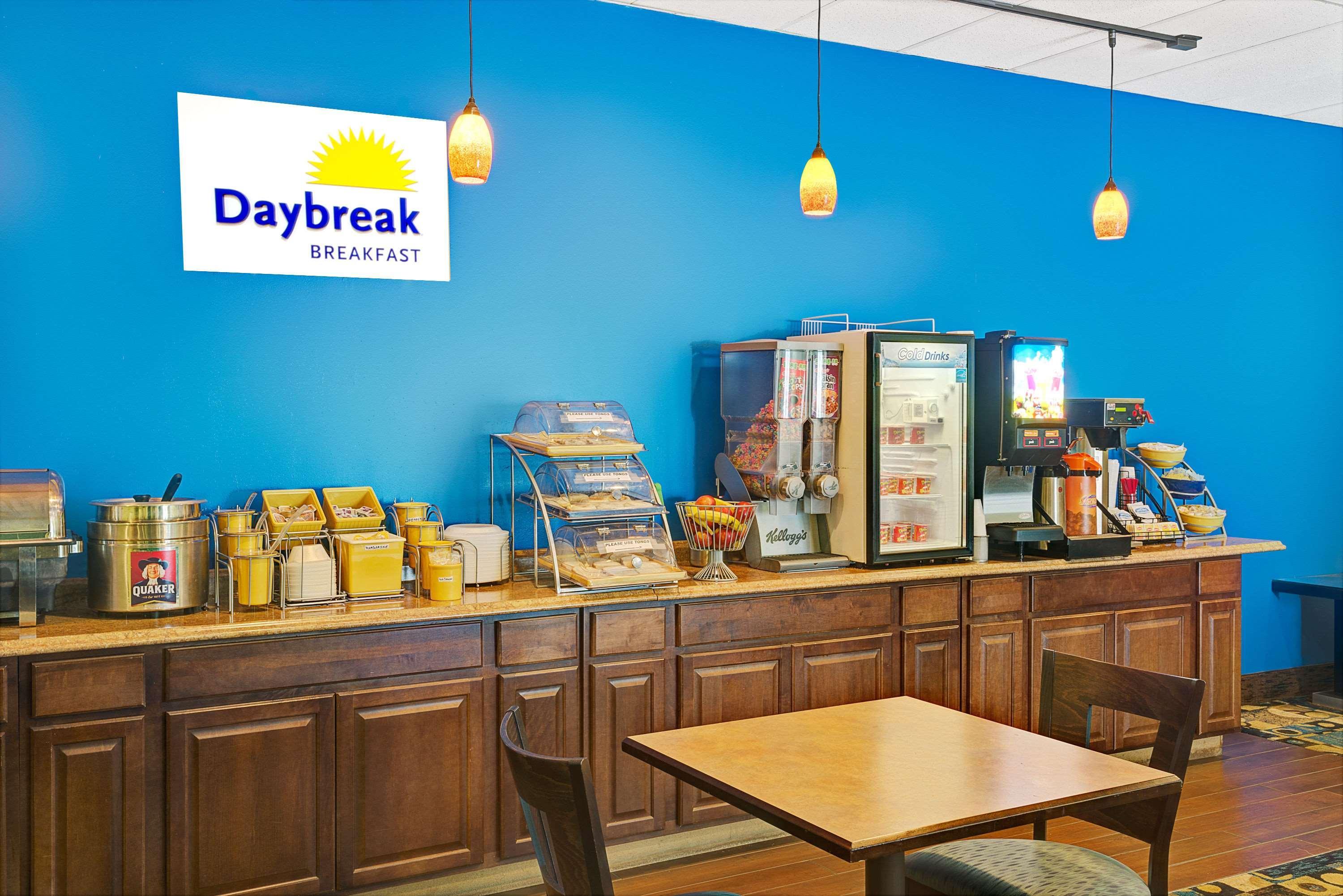 Days Inn By Wyndham Southington Exteriör bild