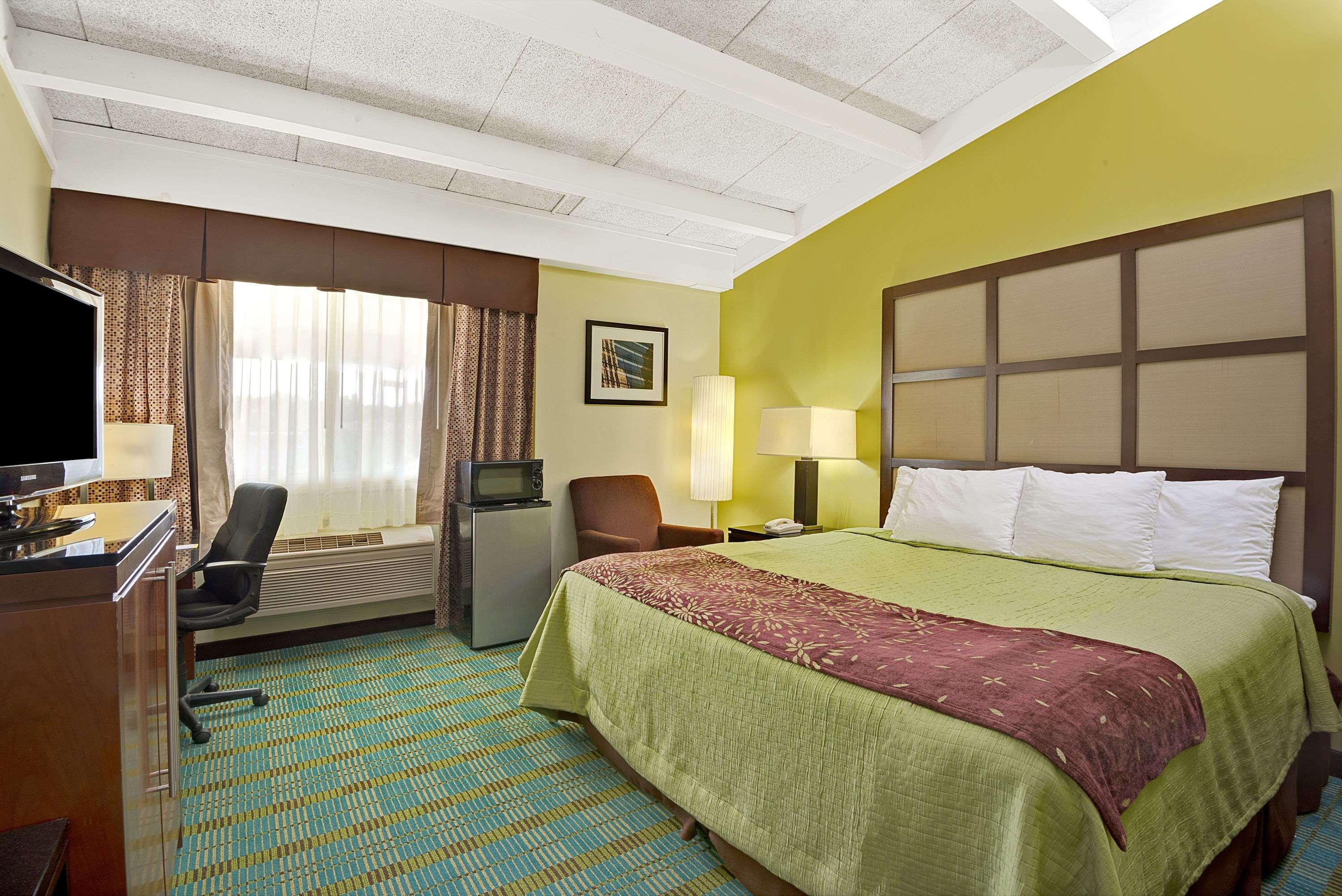 Days Inn By Wyndham Southington Exteriör bild