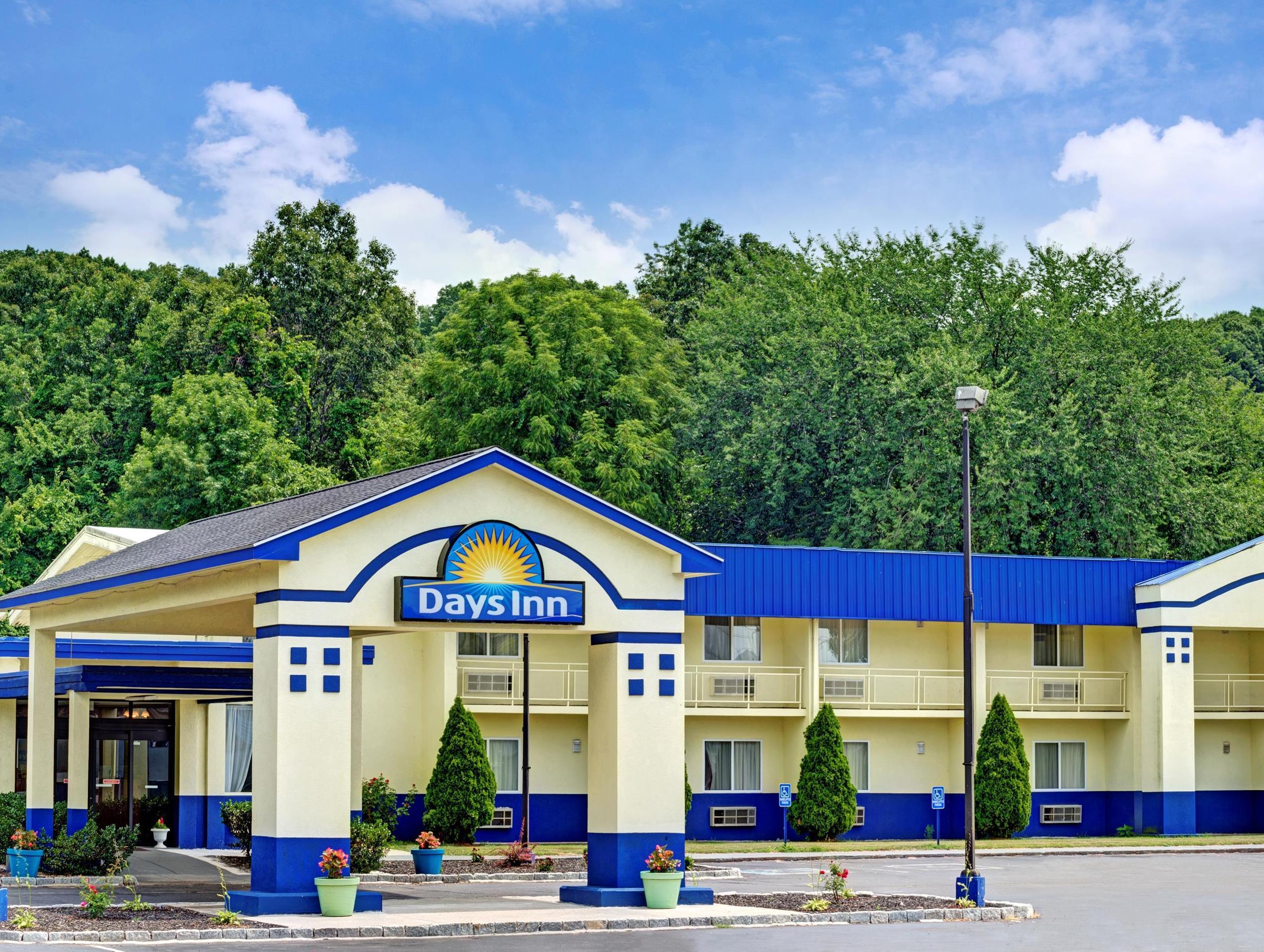 Days Inn By Wyndham Southington Exteriör bild