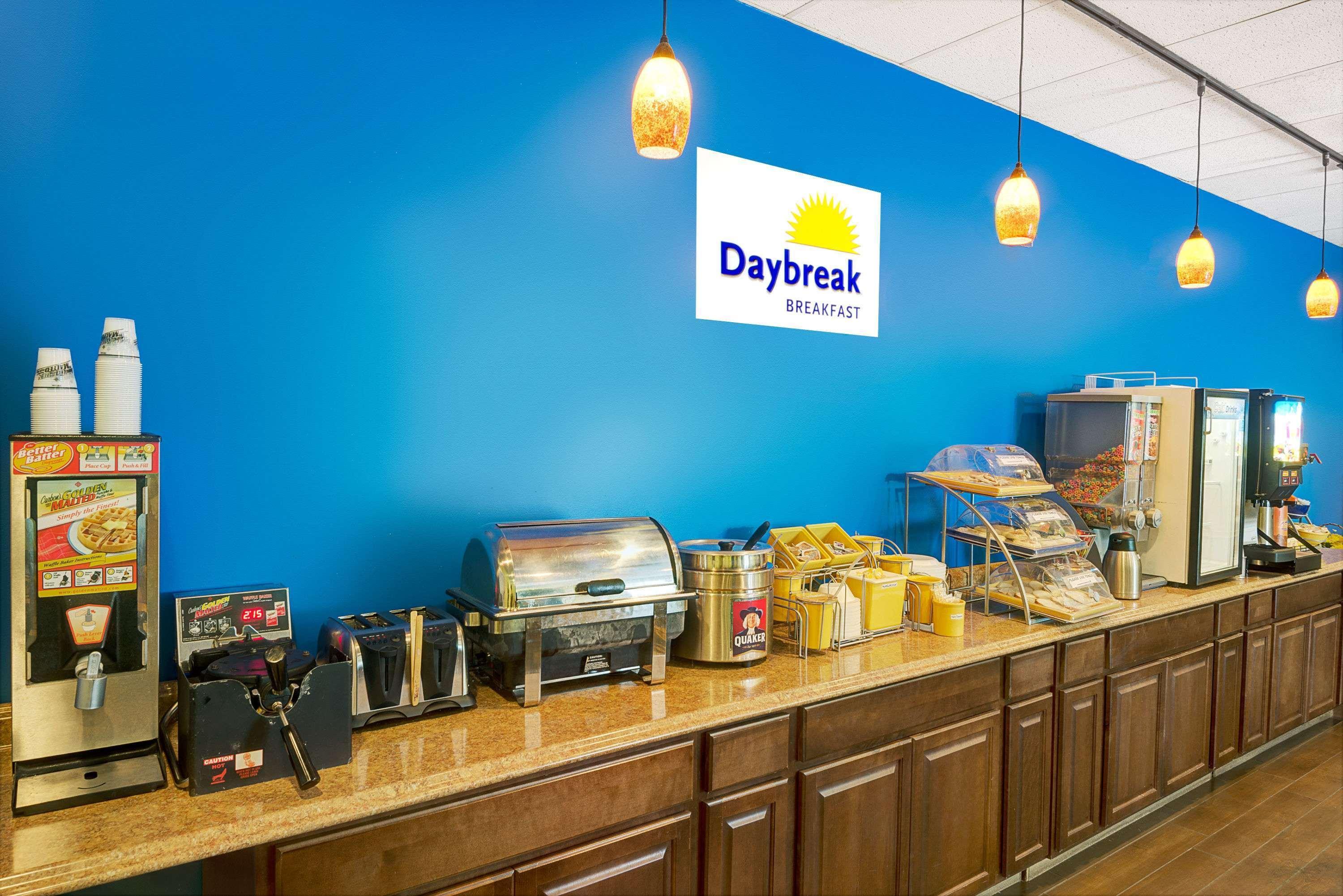Days Inn By Wyndham Southington Exteriör bild